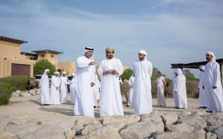 Tourisme à Sir Bani Yas : Hamdan Bin Zayed en visite de travail Le Cheikh Hamdan bin Zayed s’est rendu en visite de travail sur l’île de Sir Bani Yas pour suivre de près les projets de développement touristique en cours. Une destination naturelle exceptionnelle, où faune sauvage, luxe et durabilité se rencontrent au cœur du Golfe arabique.